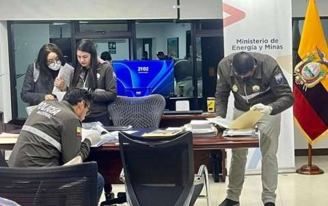 En 2022, la Fiscalía también allanó la oficina de Xavier Vera en el Ministerio de Energía y Minas.