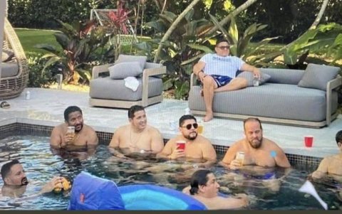 Leonardo Cortázar en la reunión en una piscina junto a Ronny Aleaga (segundo desde la izq) y  Xavier Jordan, de barba rubia.