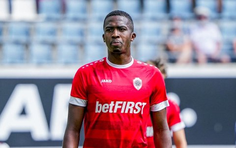 El defensa del Royal Antwerp, William Pacho, jugó todo el partido ante el Anderlecht. Su compatriota, el extremo Anthony Valencia, ingresó en el complemento.