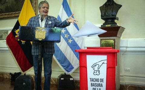 Guillermo Lasso hizo el acto simbólico de tirar a la basura la Ley de Comunicación del correísmo durante su gobierno (2021 - 2023).