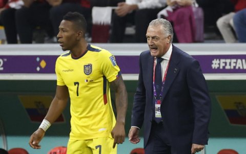 Gustavo Alfaro (d) dirigió a la Tri entre agosto del 2020 y enero de 2023.