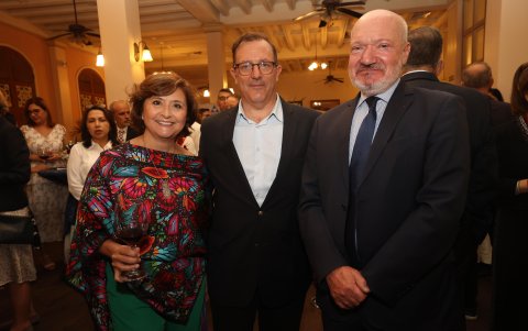 Patricia y  Jérôme Cardineau junto al embajador Frédéric Desagneaux.