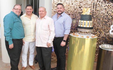 El cumpleañero con sus hijos, Ukles David, Boris y Gino.