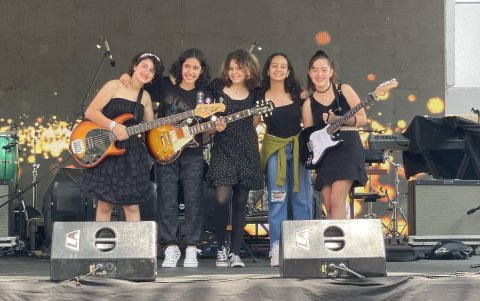 La banda Blackout, compuesta por Ana Paula Villamar, Romina Cárdenas, Isabella Núñez de Arco, Valentina Carvajal y Mary Orozco, fue la encargada de abrir el Día de Campo.