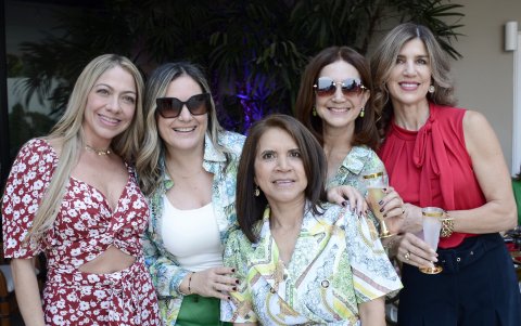 Andrea Núñez, Millie Scavia, Jimena Aguirre, Mónica Ávila y Soraya Orellana.