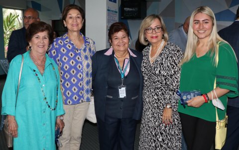 Clemencia de Loor y Clemencia Miranda, exdirectoras de la institución, junto a Emma Cevallos, quien cumplió 49 años de servicio; Patricia Ayala de Coronel, rectora; y Bianca Nuques, presidenta del Comité Alumni.