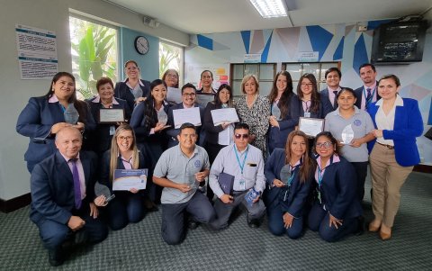 Directivos del colegio junto a los colaboradores que fueron reconocidos.