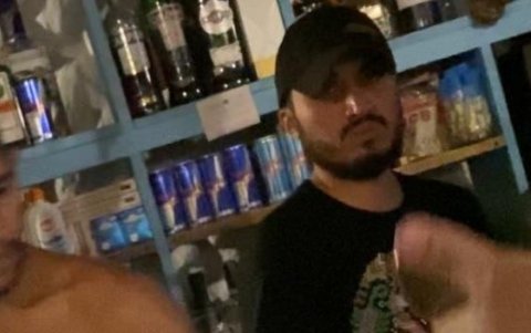 Germán Cáceres vistiendo una camiseta negra con un estampado de una catrina mexicana.