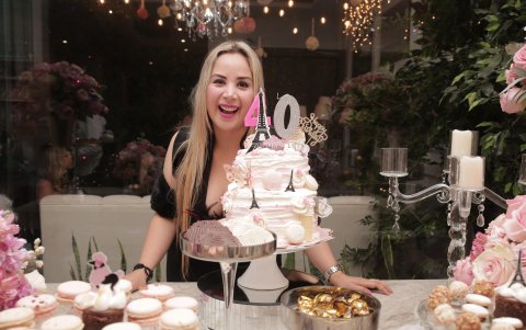 María del Mar posa junto a la mesa de dulces y la preciosa torta de cumpleaños.