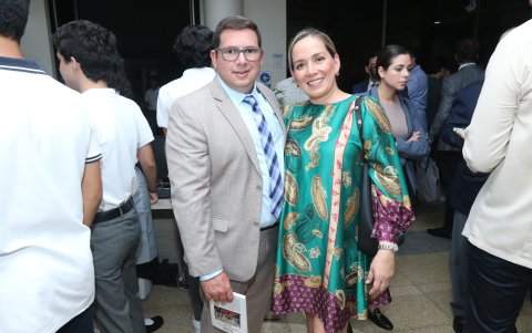 Omar Juez y Gabriela de Juez..