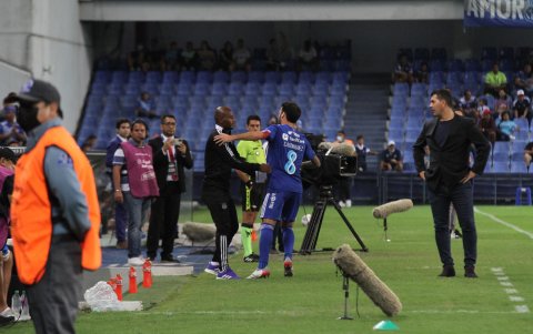 Ismael Rescalvo (d) en el periodo dirigiendo con Emelec