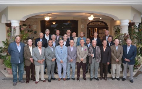 Entre bromas y recuerdos se logró tomar la foto oficial con todos los excompañeros.