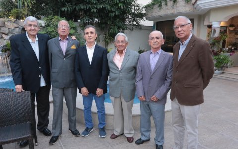 Manuel Adum, Guillermo Proaño, Wenceslao Gallardo, Jorge Moreira, Hugo Villafuerte y Carlos Chaw.