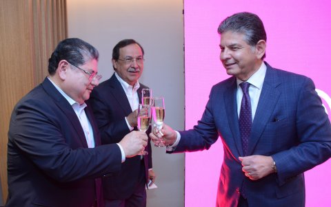 El superintendente de compañías, Marco López, brinda con Pedro Galvis y Julio Mackliff.