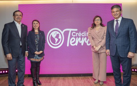 Pedro Galvis, vicepresidente ejecutivo de Banco Guayaquil; Lucía Gaitán, gerente senior de Finanzas Verdes de EcoBusiness Fund; Tania Tamariz, gerente de Gobierno Corporativo; y Julio Mackliff, vicepresidente ejecutivo de Banco Guayaquil.