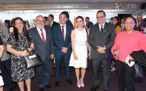 Ornella Govea, Roberto Tugendhat, Cristhian Behr, Cristina Pineda, Juan Francisco Salvador y Elena Castillo.