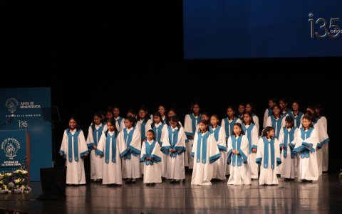 El coro de niñas de los Hogares Calderón Ayluardo (Guayaquil) y Manuel Galecio (Alausí) de la Junta de Beneficencia de Guayaquil interpretó Ayudar es la gran obra, la nueva canción de la institución, cuyo nombre es también el nuevo lema.