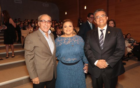 Mara Cabanilla acompañada de Ricardo Rivadeneira y Galo Cabanilla.