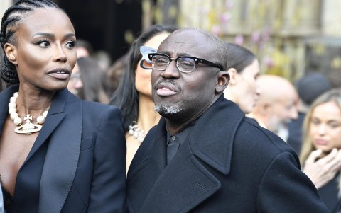La ex modelo británica Lorraine Pascale (L) y el editor en jefe británico de Vogue británico Edward Enninful asisten al servicio conmemorativo de Dame Vivienne Westwood en la Catedral de Southwark en Londres, Gran Bretaña, el 16 de febrero de 2023.