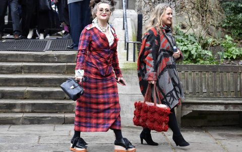 La actriz británica Helena Bonham Carter (L) asiste al servicio conmemorativo de Dame Vivienne Westwood en la Catedral de Southwark en Londres, Gran Bretaña, el 16 de febrero de 2023. Dame Vivienne murió el 29 de diciembre de 2022, Saltó a la fama en la década de los 70 con sus diseños andróginos de estilo punk y new wave.