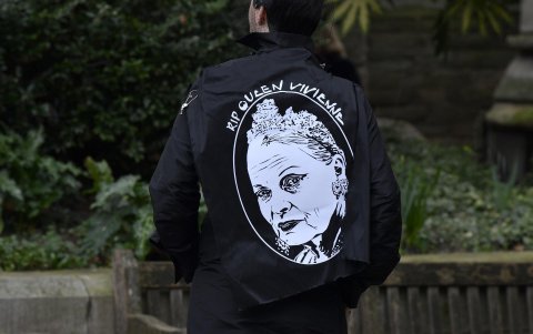 Una persona con una chaqueta de Vivienne Westwood asiste al funeral de Dame Vivienne Westwood.