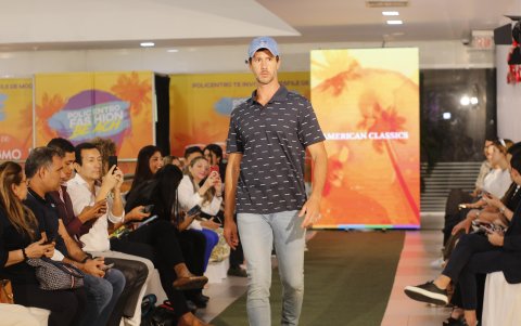Los chicos también tuvieron su espacio, con outfits cómodos, ideales para momentos de diversión. Modelo: Roberto Dallamea.
