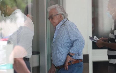 El cuñado del presidente Lasso, Danilo Carrera, visitó al mandatario cuando se rompió el peroné.