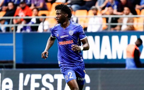 El futbolista ecuatoriano Jackson Porozo en uno de los partidos con el Troyes|