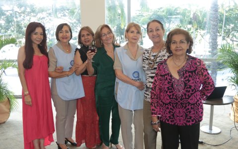 Brenda Miranda, María de Hidalgo, Patricia de Garaicoa, Charito Bermello, Marien de Endara, Cecilia de Flores y Toyita de Monteverde.