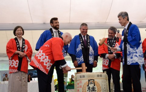 Durante el Kagami Biraki, ceremonia durante la cual se rompe el barril de sake. En la foto, los anfitriones, Keiichiro Morishita y Junko Morishita (a la izquierda), acompañados de Jaime Barberis, Sebastián Palacios, Carlos Riofrío, José Ruales y César Cardona.