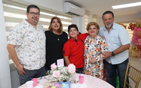 Johnny Guzmán, Éricka de Guzmán, Guillermo  Guzmán, Fredda de Avilés y Hugo Ayala.