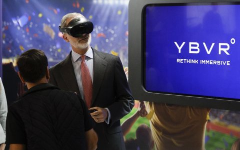 El rey Felipe VI prueba una gafas para streaming inmersivo de la empresa YBVR durante la inauguración del MWC2023, el mayor evento de tecnología móvil del mundo, que arranca este lunes en Barcelona en un clima ya de plena normalidad tras las ediciones de la covid y que prevé atraer a más de 80.000 congresistas.