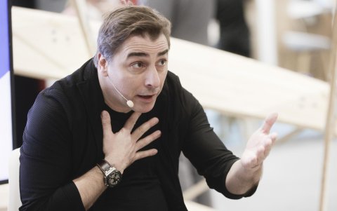 El cocinero Jordi Roca durante la presentación de una cata de bombones 'phygital', que combina la degustación real con una experiencia virtual inmersiva e interactiva que pretende enfatizar los sabores, una iniciativa de la Fundación Mobile World Capital Barcelona (MWCapital) y El Celler de Can Roca.