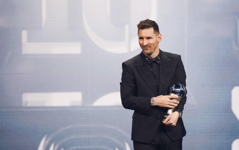 El futbolista argentino Lionel Messi del Paris Saint-Germain FC con su premio al mejor jugador masculino de la FIFA en el escenario durante la ceremonia The Best FIFA Football Awards 2022 en París, Francia, el 27 de febrero de 2023.