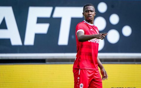 William Pacho, que fue estelar con el Royal Antwerp, sigue firme en la parte alta de la liga Belga.