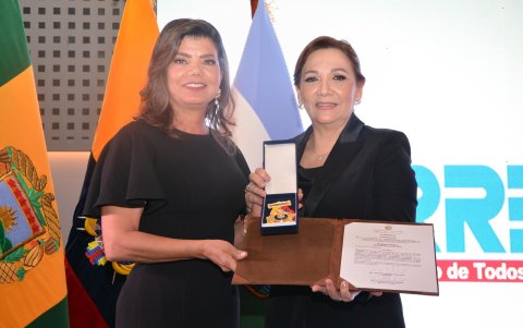 La asambleísta Karen Noblecilla Quintana hace la entrega de la  condecoración Dr. Vicente Rocafuerte y el reconocimiento de parte de la Asamblea Nacional a la Ing. Miryan Aguilar, presidenta ejecutiva de Diario Correo.