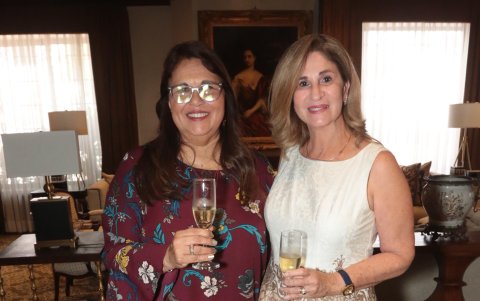 María del Pilar de Grunauer y Mónica de Cornejo.