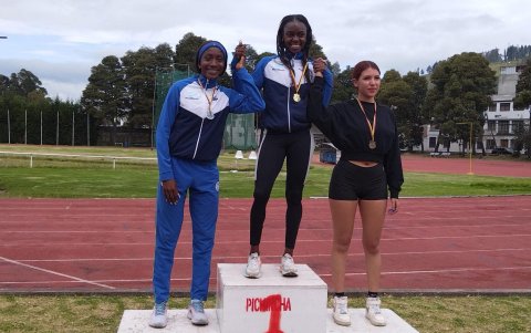 Aimara Nazareno (c) y Kiara Rodríguez (i) fueron oro y plata para Guayas en los 100 m planos.