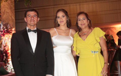 Omar Llerena, Anna Paula Llerena y Solanda Carpio.