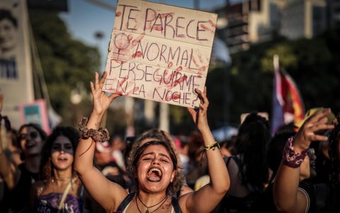 Mujeres alzan sus carteles y voz para que se respenten sus derechos en el día de la mujer.