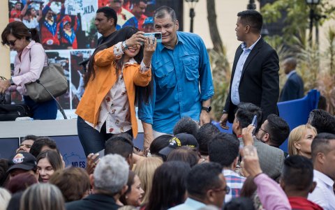 El expresidente de Ecuador, Rafael Correa (c) posa para una foto en un acto por el