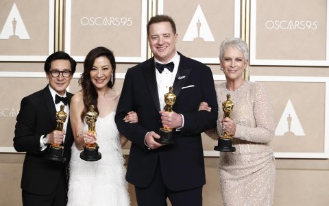 De izquierda a derecha, Ke Huy Quan, Óscar al mejor actor de reparto; Michelle Yeoh, mejor actriz protagonista; Brendan Fraser, mejor actor protagonista y Jamie Lee Curtis, mejor actriz de reparto.