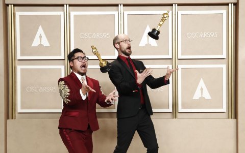 Daniel Kwan (i) y Daniel Scheinert (d), ganadores del premio a Mejor Director por 'Everything Everywhere All at Once', posan en la sala de prensa durante la 95 edición de los Óscar en el Dolby Theatre de Hollywood, Los Ángeles, California, EE.UU.