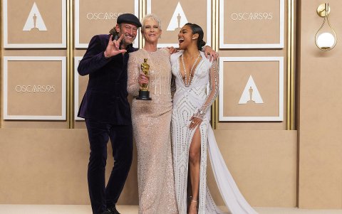 Troy Kotsur (i) y Ariana DeBose, ganadores a mejor actor y actriz de reparto en la pasada edición de los oscar, respectivamente, posan junto a la ganadora de este año Jamie Lee Curtis.