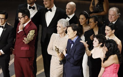 El elenco y el equipo celebran después de ganar el óscar a la mejor película por 'Everything Everywhere All at Once'.