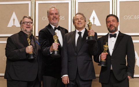 Desde la izquierda, Guillermo Del Toro, Mark Gustafson, Gary Ungar y Alex Bulkley posan con sus premios Óscar en la sala de prensa de ceremonia de los Premios de la Academia, en el teatro Dolby de Hollywood (EE.UU.). La película 