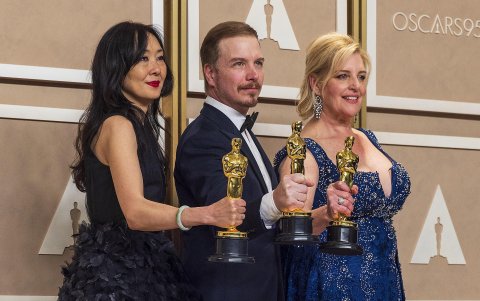 Judy Chin, Adrien Morot y Annemarie Bradley posan con sus premios Oscar en la categoría de mejor maquillaje y peinado por la película 