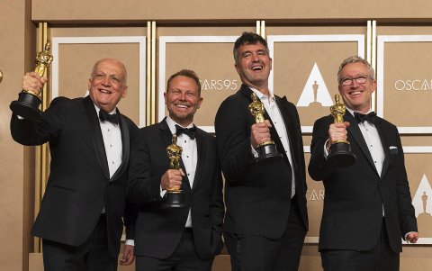 Joe Letteri, Richard Baneham, Eric Saindon y Daniel Barrett posan con sus premios Óscar a Mejores Efectos Visuales por el filme 