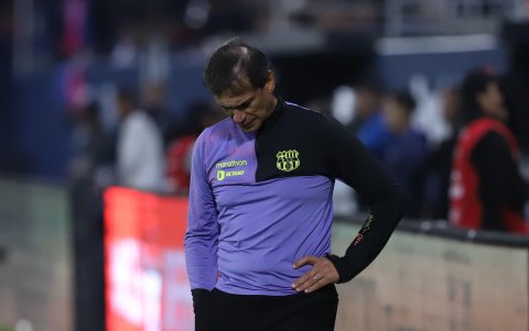 Bustos exteriorizó el malestar. Incluso en una imagen parecía estar llorando.