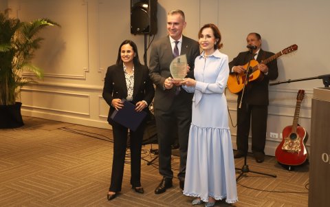 Rossy Orellana, Fernando Fernando Arrigorriaga y Gloria Gallardo.